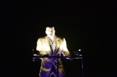 Alice on the Run  038 * 5616 x 3744 * (6.87MB)